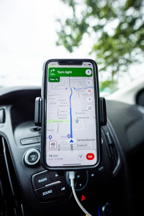 Celular montado en soporte de carro mostrando navegación