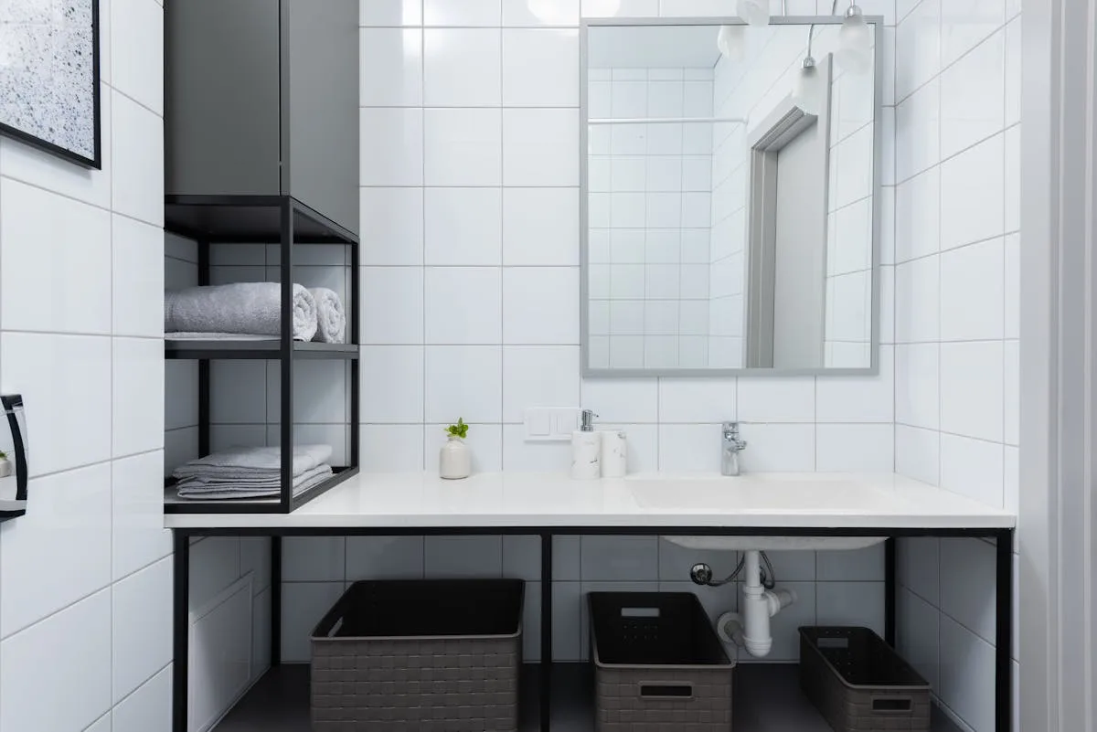Mostrador de baño organizado con productos de cuidado personal