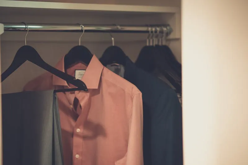 Closet bien organizado con estantes colgantes y zapateros