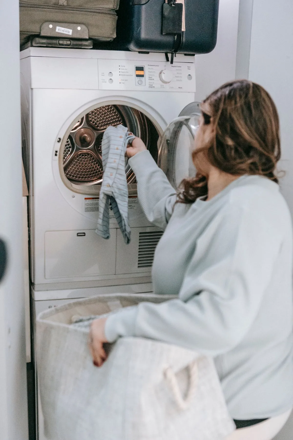 Cuarto de lavandería organizado con carrito clasificador y almacenamiento