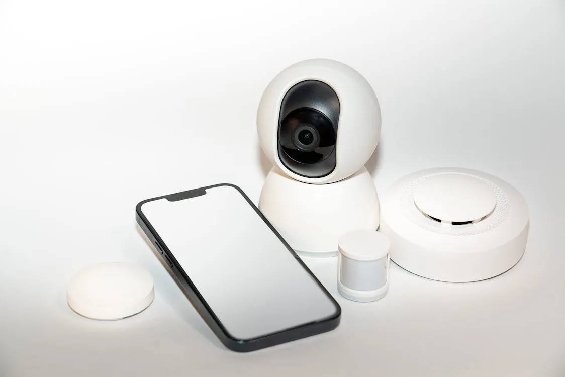 Cámara de seguridad interior en entorno doméstico