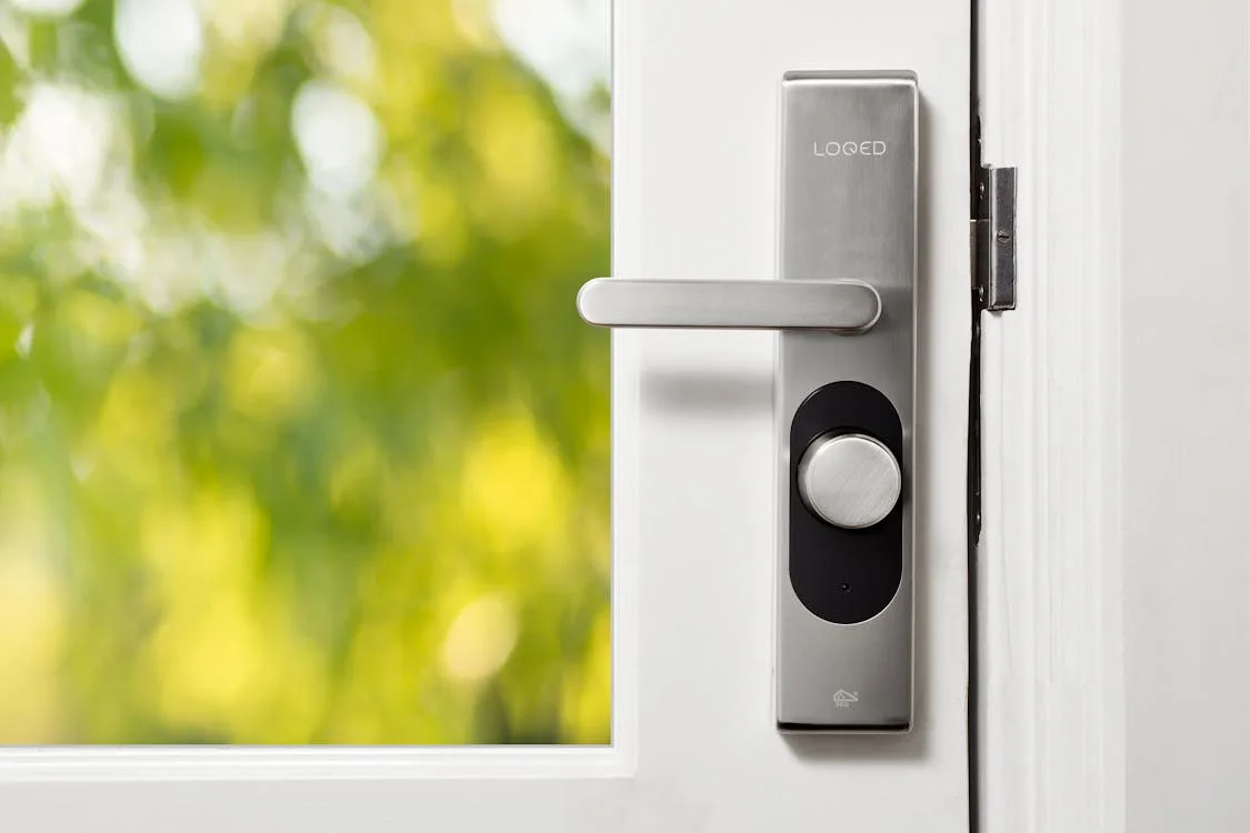 Cerradura inteligente instalada en puerta principal