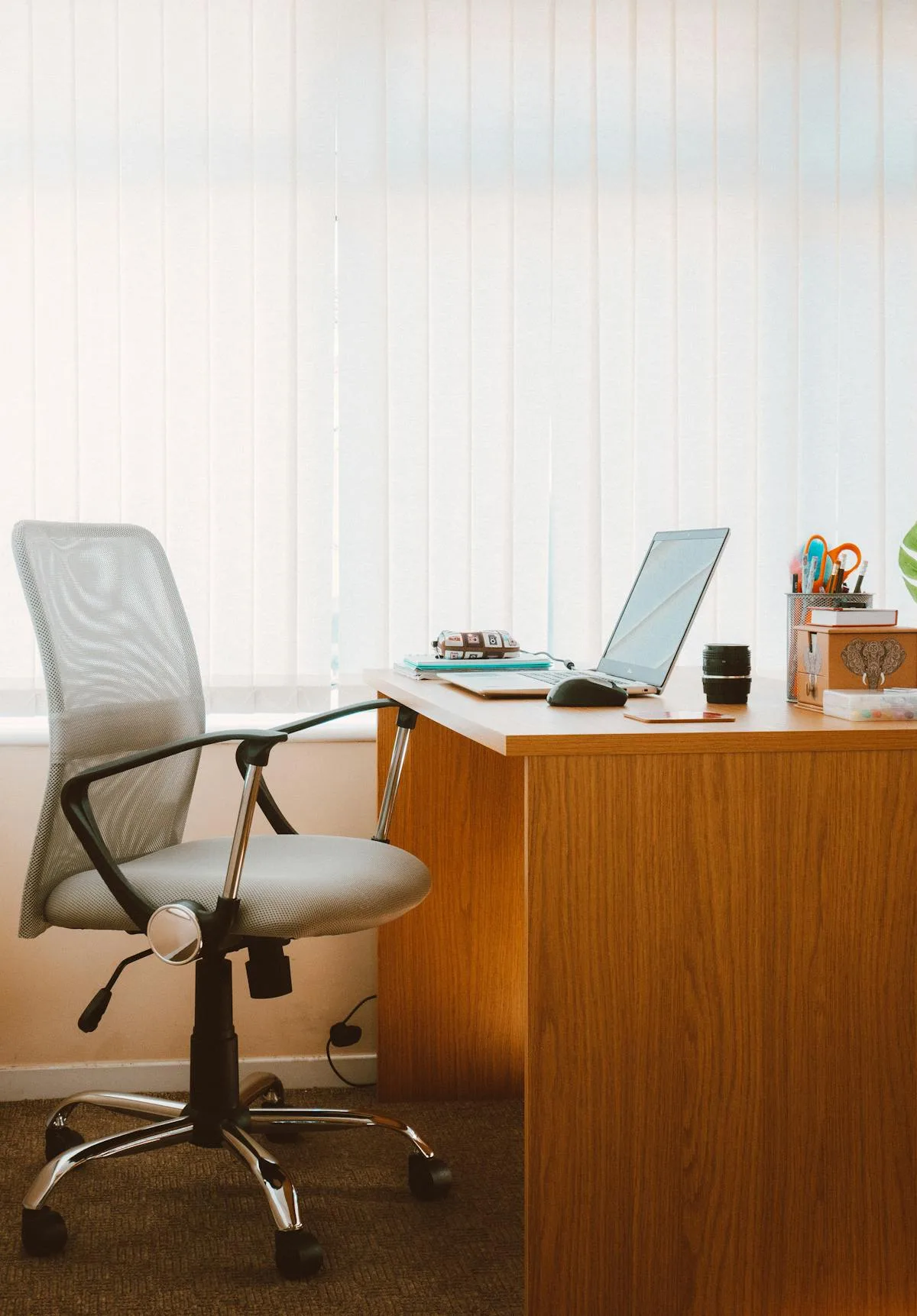 Silla de oficina en un escritorio de trabajo en casa