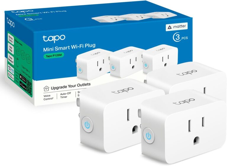 Tapo P125M. Three white smart plugs and P125M packaging.